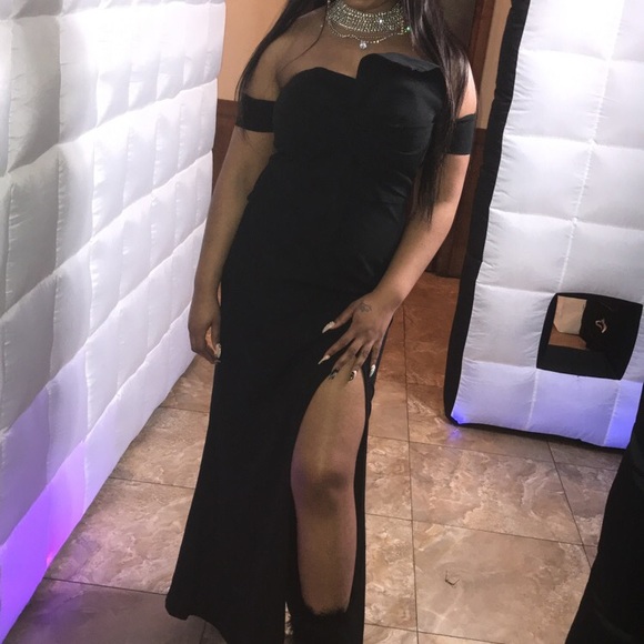 A nice black ballroom gown - Picture 2 of 3